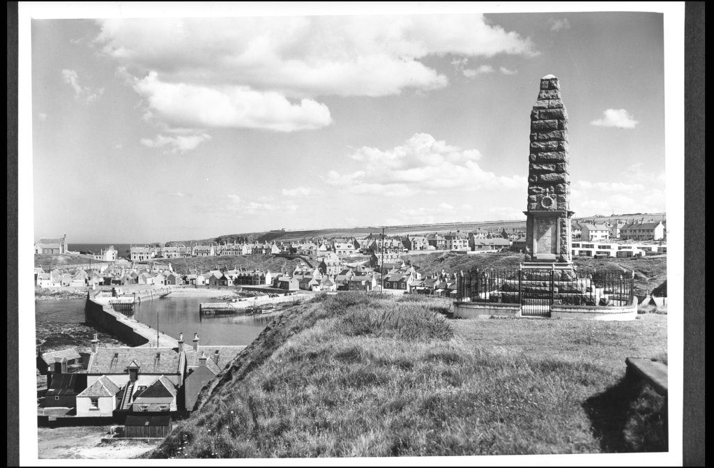 1960 The Harbour and War Memorial