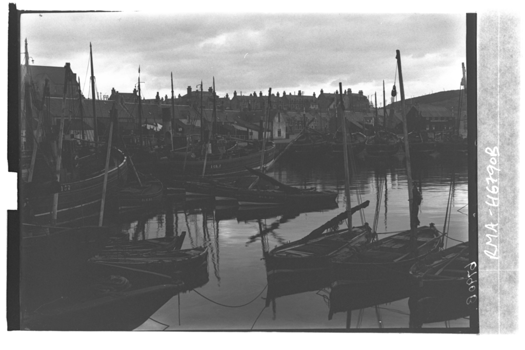 1939  Findochty (Findochtie) harbour.